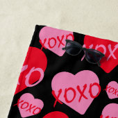 Muster Herz XOXO Liebe Rosa Schwarzes Monogramm Strandtuch (Beispiel)