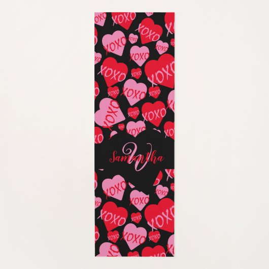Muster Herz XOXO Liebe Rosa Schwarzes Monogramm Yogamatte (Vorderseite)