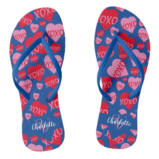 Muster Herz XOXO Liebe Rot Rosa Blau Monogramm Badesandalen (Fußbett)