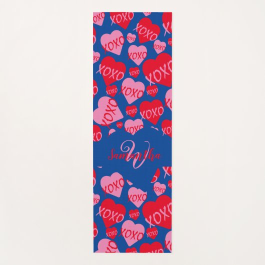 Muster Herz XOXO Liebe Rot Rosa Blau Monogramm Yogamatte (Vorderseite)
