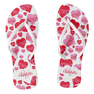 Muster Herz XOXO Liebe Rot Rosa Weißes Monogramm Badesandalen