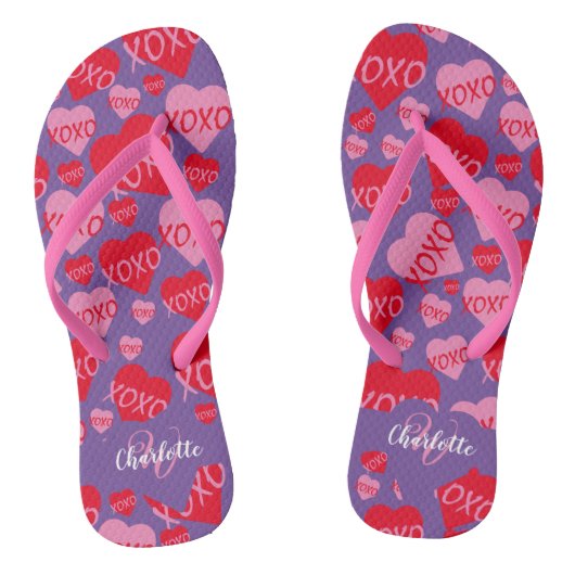 Muster Herz XOXO Liebe Rotes Rosa Lila Monogramm Badesandalen (Fußbett)
