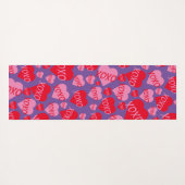 Muster Herz XOXO Liebe Rotes Rosa Lila Monogramm Yogamatte (Rückseite (Horizontal))