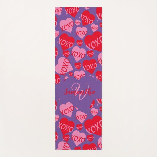 Muster Herz XOXO Liebe Rotes Rosa Lila Monogramm Yogamatte (Vorderseite)