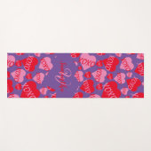 Muster Herz XOXO Liebe Rotes Rosa Lila Monogramm Yogamatte (Vorderseite (Horizontal))