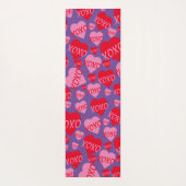 Muster Herz XOXO Liebe Rotes Rosa Lila Monogramm Yogamatte (Rückseite)
