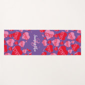 Muster Herz XOXO Liebe Rotes Rosa Lila Monogramm Yogamatte (Vorderseite (Horizontal))