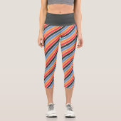 Muster in Diagonalorange, Himmelblau und Rot Capri Leggings (Vorderseite)