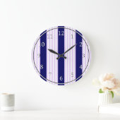 Muster Lilac und weiße Streifen mit marineblau Große Wanduhr (Zuhause)