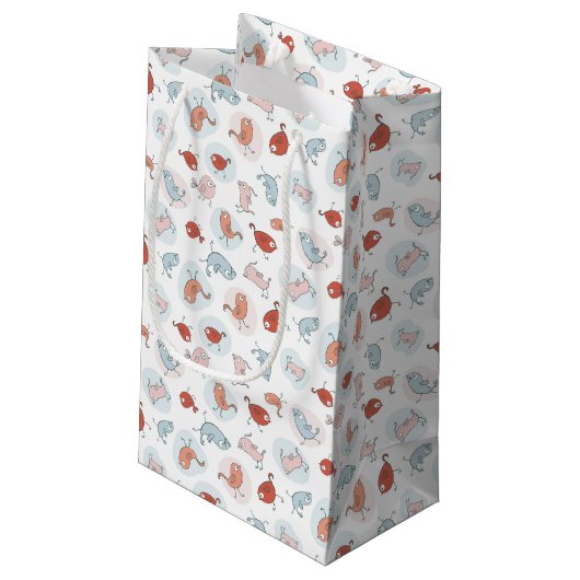 Muster mit Cartoonvögeln Kleine Geschenktüte (Rückseite Schrägansicht)