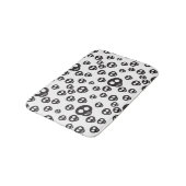 Muster mit den schwarzen Schädeln auf Weiß Badematte (Schrägansicht)