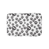 Muster mit den schwarzen Schädeln auf Weiß Badematte (Vorderseite)