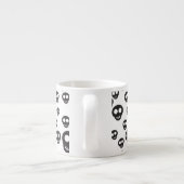 Muster mit den schwarzen Schädeln auf Weiß Espressotasse (Rückseite)
