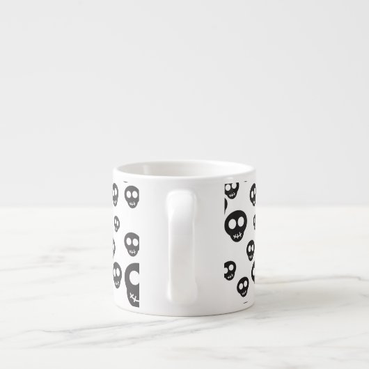 Muster mit den schwarzen Schädeln auf Weiß Espressotasse (Rückseite)