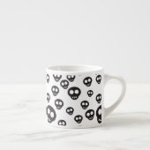 Muster mit den schwarzen Schädeln auf Weiß Espressotasse (Rechts)