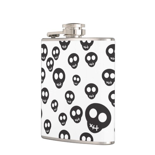 Muster mit den schwarzen Schädeln auf Weiß Flachmann (Links)