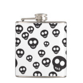 Muster mit den schwarzen Schädeln auf Weiß Flachmann (Vorderseite)