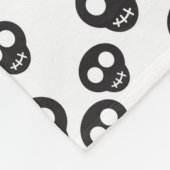 Muster mit den schwarzen Schädeln auf Weiß Fleecedecke (Ecke)