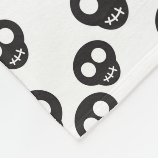 Muster mit den schwarzen Schädeln auf Weiß Fleecedecke (Ecke)
