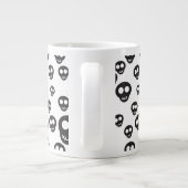 Muster mit den schwarzen Schädeln auf Weiß Jumbo-Tasse (Rückseite)