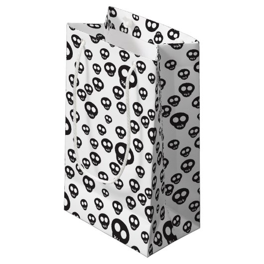 Muster mit den schwarzen Schädeln auf Weiß Kleine Geschenktüte (Vorderseite Schrägansicht)