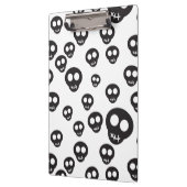 Muster mit den schwarzen Schädeln auf Weiß Klemmbrett (Links)