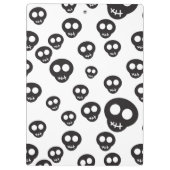 Muster mit den schwarzen Schädeln auf Weiß Klemmbrett (Rückseite)