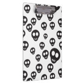 Muster mit den schwarzen Schädeln auf Weiß Klemmbrett (Rechts)