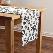 Muster mit den schwarzen Schädeln auf Weiß Kurzer Tischläufer (Beispiel)
