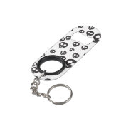 Muster mit den schwarzen Schädeln auf Weiß Mini Flaschenöffner (Rückseite Schrägansicht)