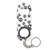 Muster mit den schwarzen Schädeln auf Weiß Mini Flaschenöffner (Rückseite)