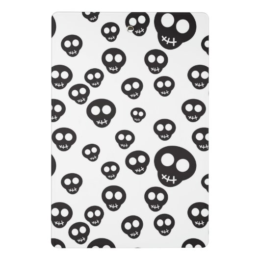 Muster mit den schwarzen Schädeln auf Weiß Mini Klemmbrett (Rückseite)