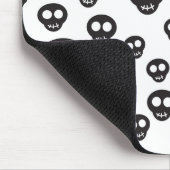 Muster mit den schwarzen Schädeln auf Weiß Mousepad (Ecke)