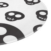 Muster mit den schwarzen Schädeln auf Weiß Schneidebrett (Ecke)