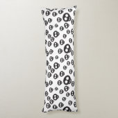 Muster mit den schwarzen Schädeln auf Weiß Seitenschläferkissen (Rückseite (Vertikal))