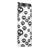 Muster mit den schwarzen Schädeln auf Weiß Thermosbecher (Nach rechts gedreht)