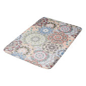 Muster mit farbigen Mandalasen Badematte (Schrägansicht)