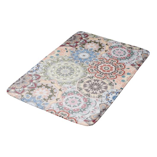 Muster mit farbigen Mandalasen Badematte (Schrägansicht)