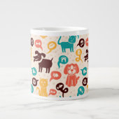Muster mit lustigen Katzen und Hunden Jumbo-Tasse (Vorderseite)
