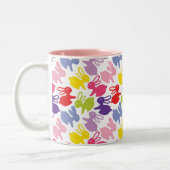 Muster mit Ostern-Kaninchen Zweifarbige Tasse (Links)