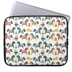 Muster mit Pferden, die von skandinavischer Kunst  Laptopschutzhülle