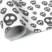 Muster mit schwarzen Schädeln auf weiß Geschenkpapier (Rolleneckpunkt)