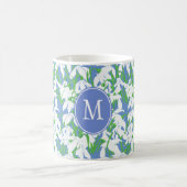 Muster-Monogramm für Snowdrop auf blauem Hintergru Kaffeetasse (Mittel)