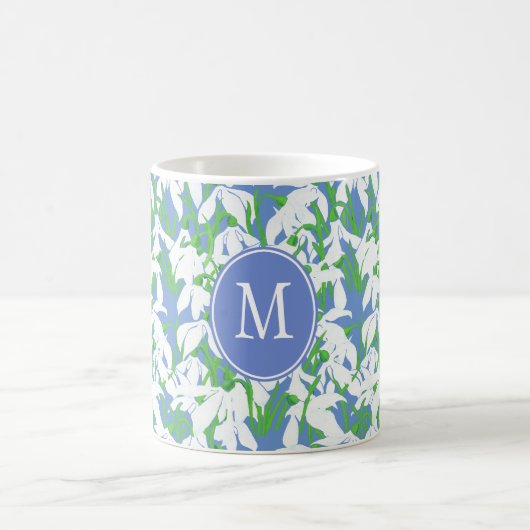 Muster-Monogramm für Snowdrop auf blauem Hintergru Kaffeetasse (Mittel)