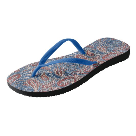 Muster Retro Red, White and Blue Paisley Badesandalen (Schrägansicht)