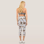 Muster von Donuts, blauen Donuts, braunen Donuts Capri Leggings (Rückseite)
