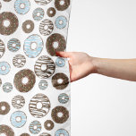 Muster von Donuts, blauen Donuts, braunen Donuts Schal<br><div class="desc">Niedliche,  lustige und hübsche Muster mit blauen und braunen Donuts. Modernes und trendiges Geschenk,  perfekt für den Donut Liebhaber in Ihrem Leben.</div>