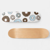 Muster von Donuts, blauen Donuts, braunen Donuts Skateboard (Horizontal)