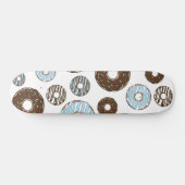 Muster von Donuts, blauen Donuts, braunen Donuts Skateboard (Horizontal)
