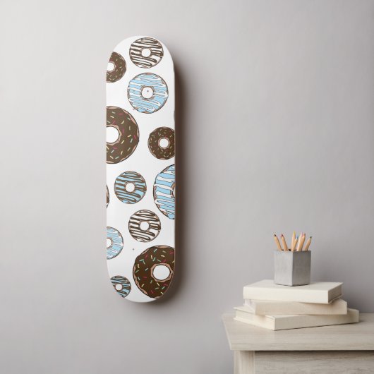 Muster von Donuts, blauen Donuts, braunen Donuts Skateboard (Wandkunst)
